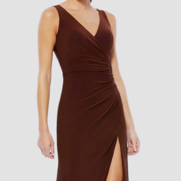 IEENA FOR MAC DUGGAL
Ruched Stretch Jersey V-Neck Gown size 2 - Picture 8 of 12